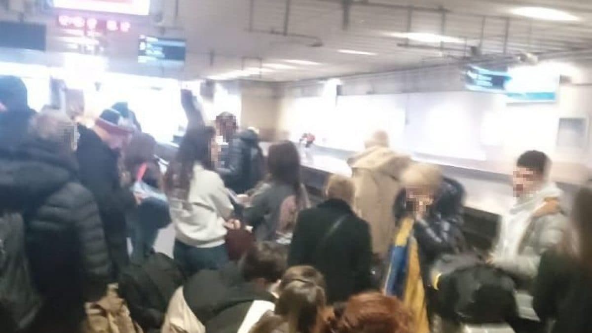 Folla alle stazioni della Circumvesuviana