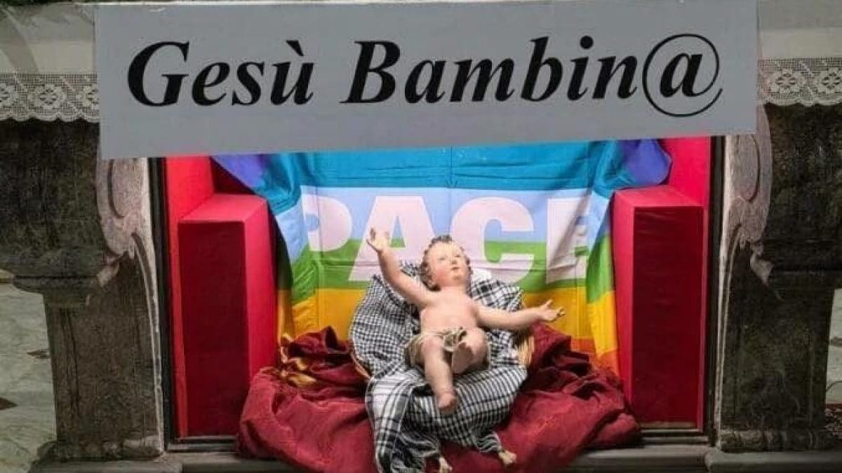 Gesù bambina nel presepe di don Vitaliano della Sala a Capocastello, in Irpinia. Foto da Facebook