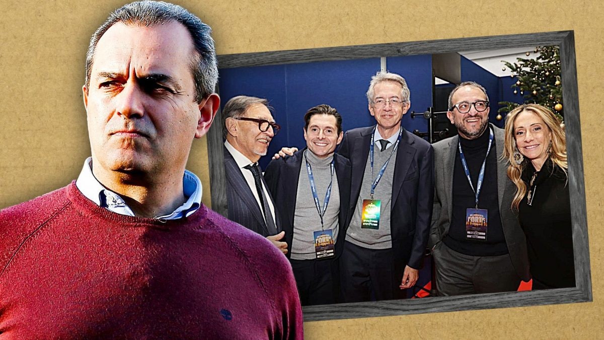 A sinistra Luigi De Magistris. Sullo sfondo la foto del sindaco Manfredi con La Russa e Meloni ad Atreju