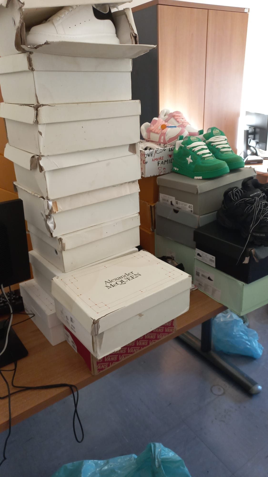 Le scarpe contraffatte sequestrate a Napoli