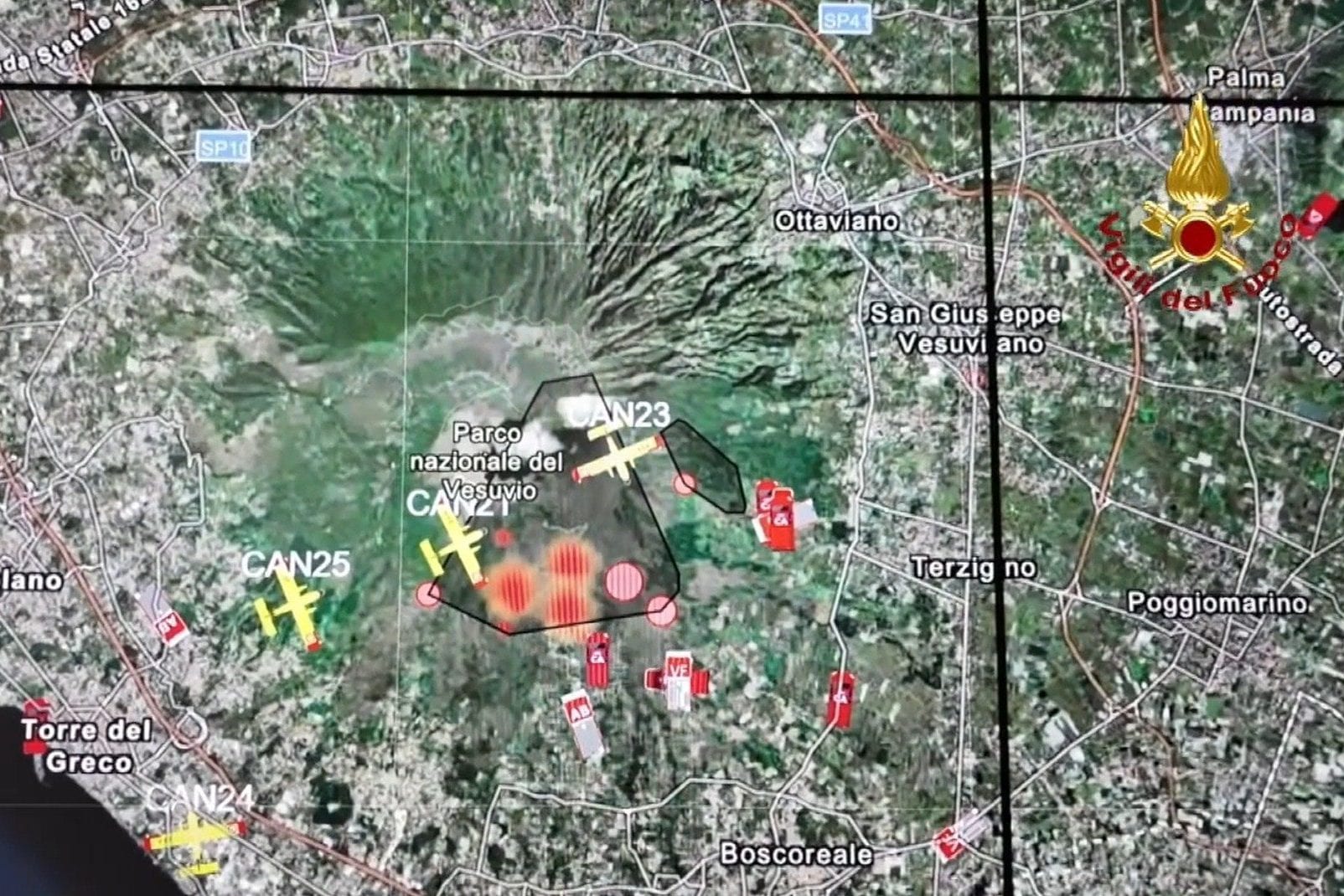 I canadair in azione per l’incendio sul Vesuvio