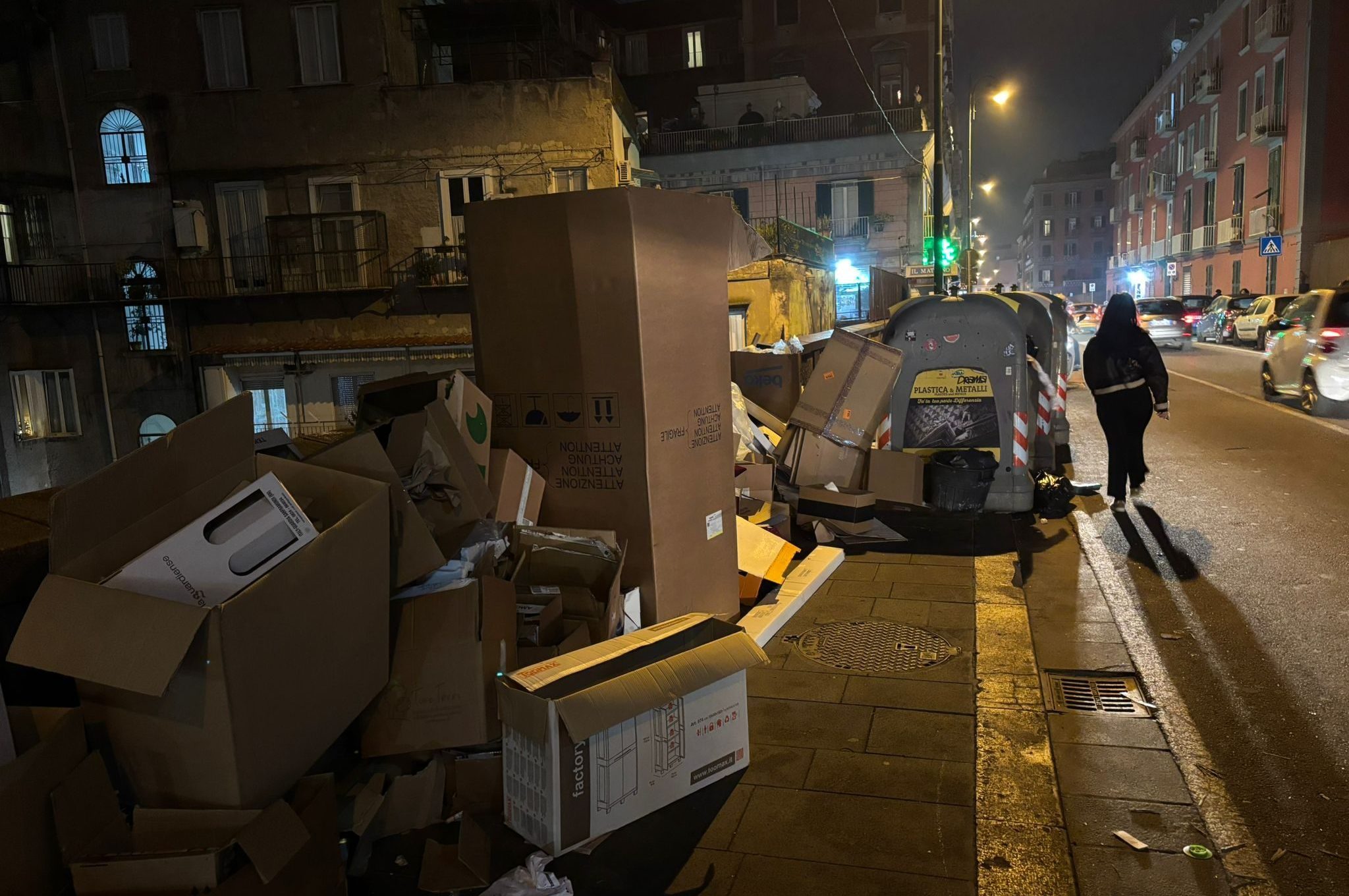 Rifiuti in strada a Napoli a dicembre 2025