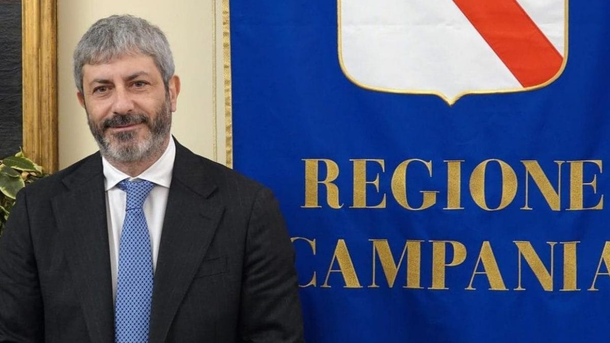 Roberto Fico nella sala giunta della Regione Campania a Palazzo Santa Lucia
