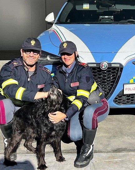 Gli agenti della polizia stradale assieme al cane appena salvato a Battipaglia
