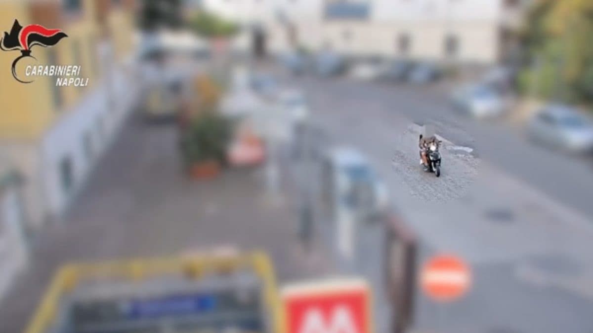 Un frame del video degli scippatori in fuga