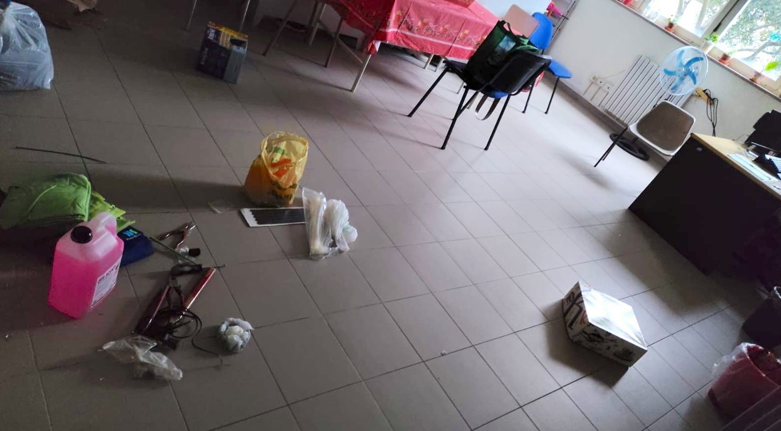 La scuola Salvemini–Rodinò di Barra devastata / Fanpage.it