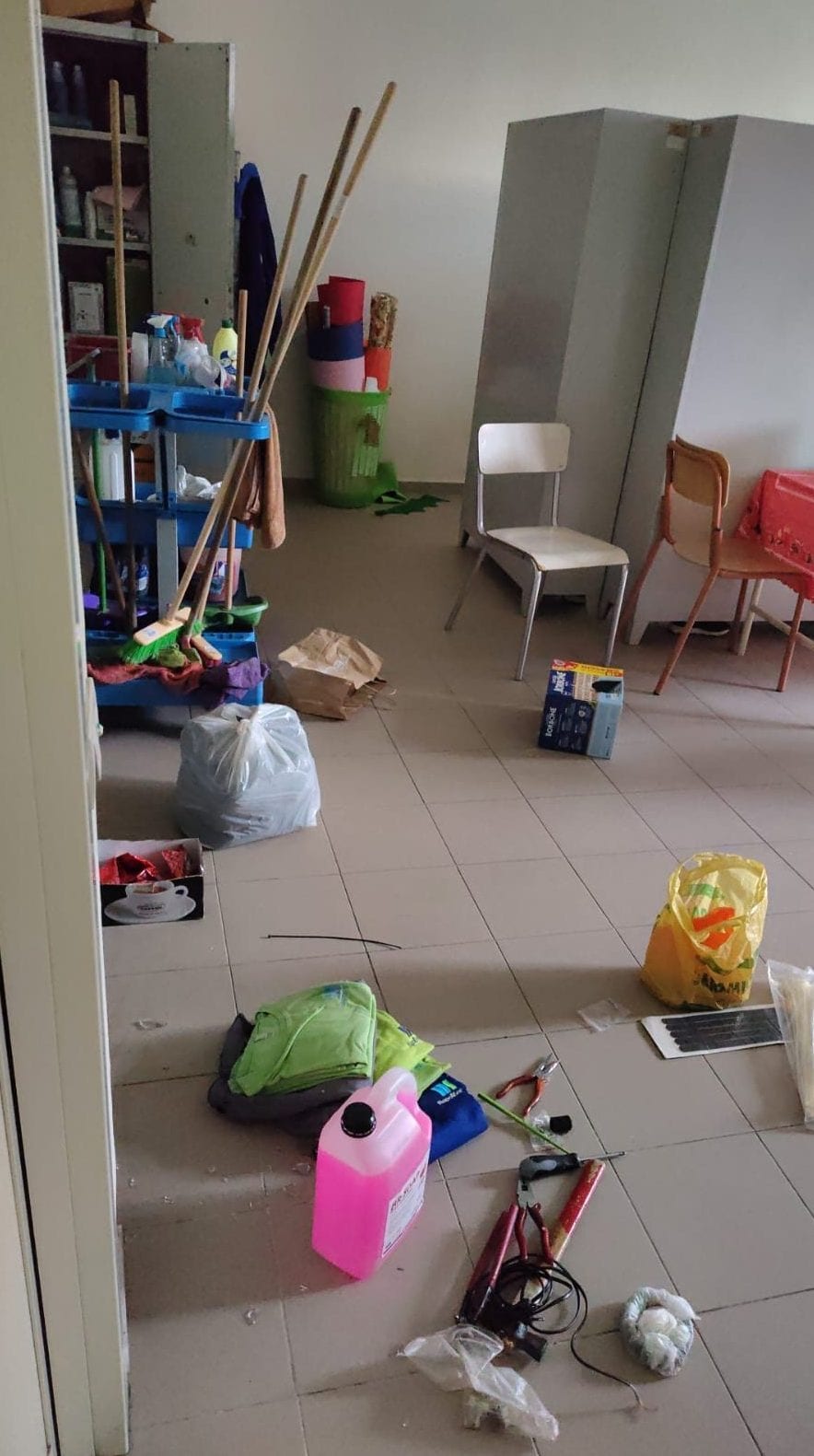 La scuola Salvemini–Rodinò di Barra devastata / Fanpage.it