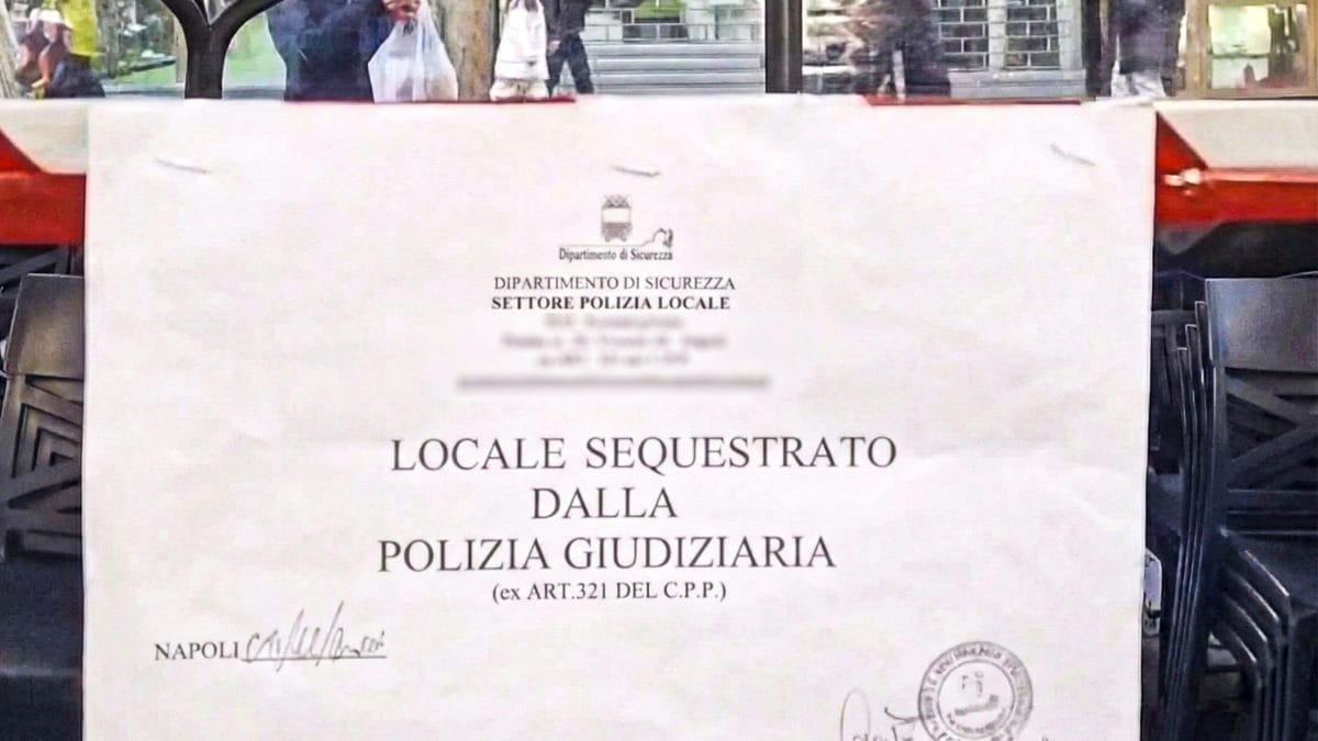 Uno dei gazebo sequestrati / Foto di Gennaro Capodanno