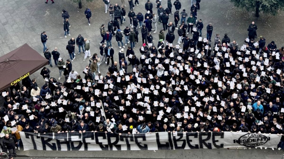 Ultras del Napoli sotto Palazzo San Giacomo, sede del Comune