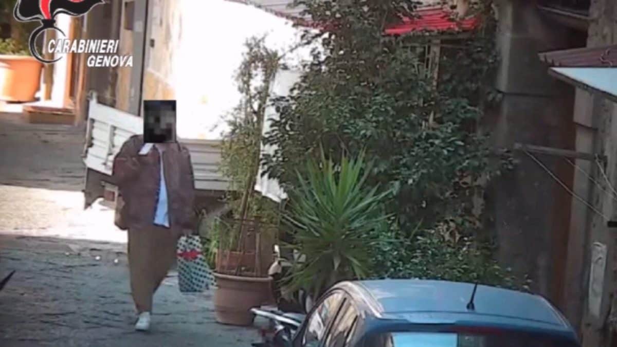 Frame da uno dei video dei truffatori registrati dai carabinieri
