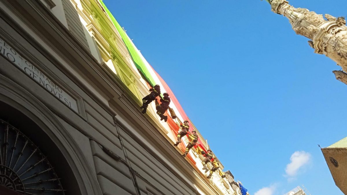 Il tricolore sulla facciata del Liceo Genovesi / Foto Fanpage.it