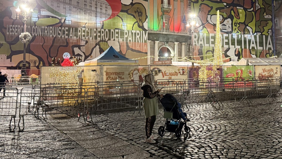 Gli esterni del "Villaggio" natalizio in piazza Plebiscito a Napoli
