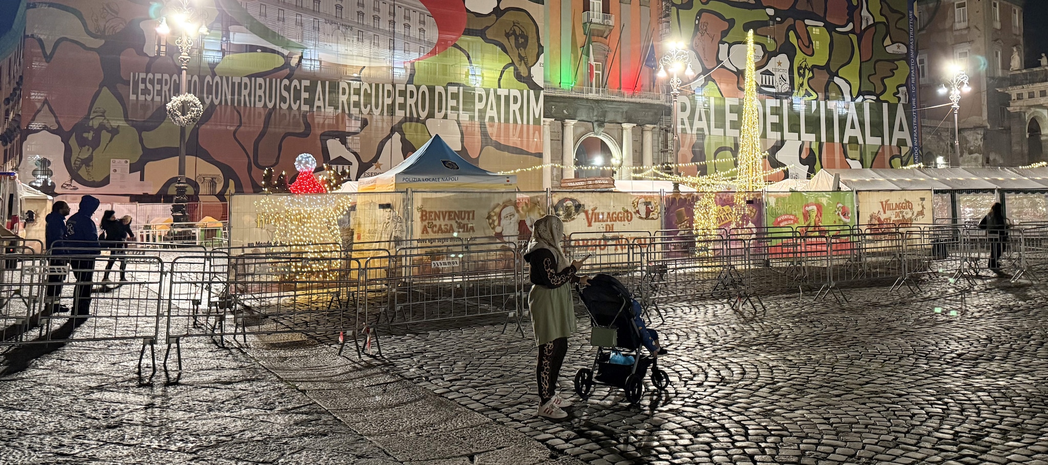 Il Villaggio di Babbo Natale in piazza Plebisicito a Napoli è indegno di una location così prestigiosa