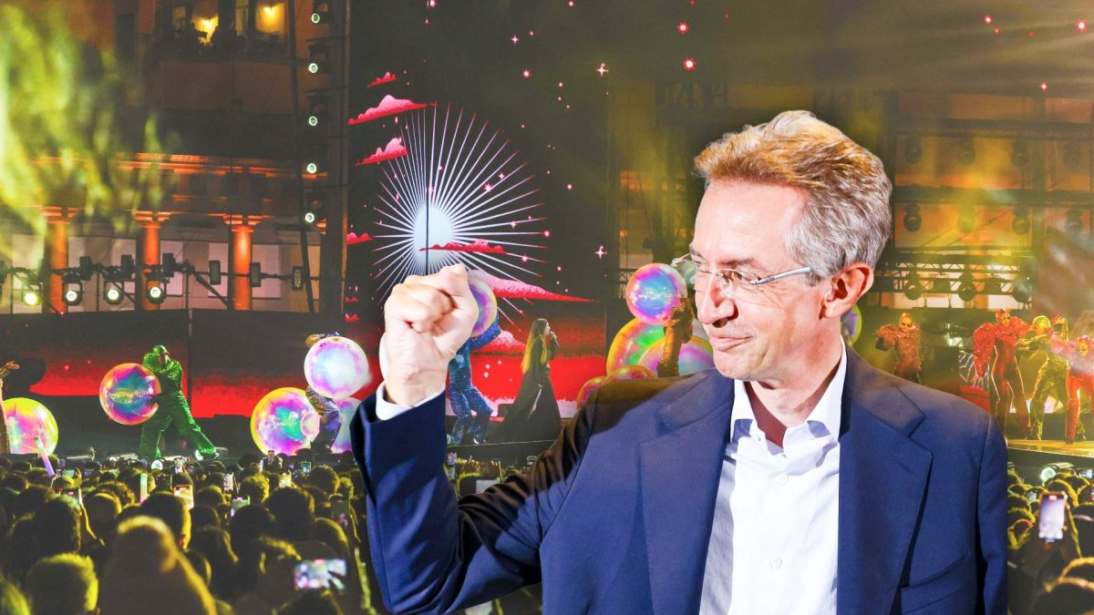 Il sindaco di Napoli Gaetano Manfredi. Sullo sfondo lo show di X Factor 2025 a Napoli