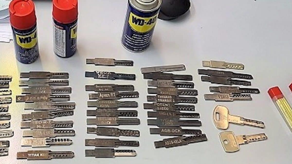 Il materiale e gli attrezzi sequestrati dalla Polizia ai quattro sospetti