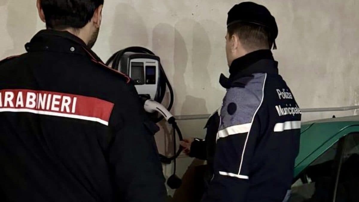 Le colonnine di ricarica del garage, allacciate abusivamente alla rete pubblica