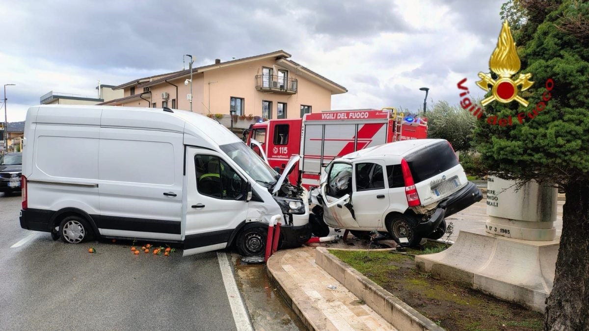 Lo scontro tra un’auto e un furgone a Venticano