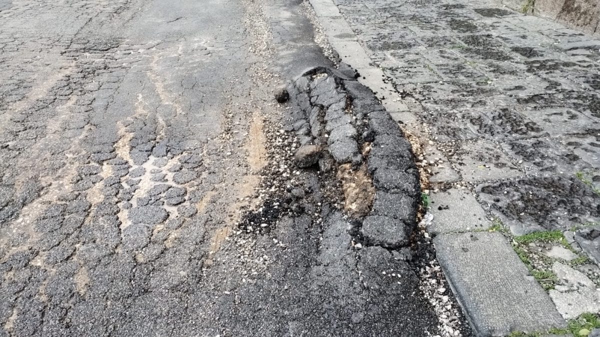 L’asfalto su via Acton. Foto G.Cozzolino / Fanpage.it