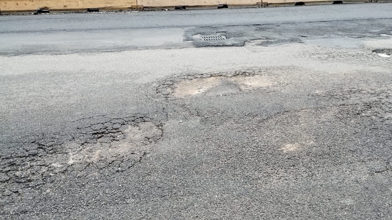 Un altro tratto dell’asfalto di via Acton danneggiato. Foto G.Cozzolino / Fanpage.it