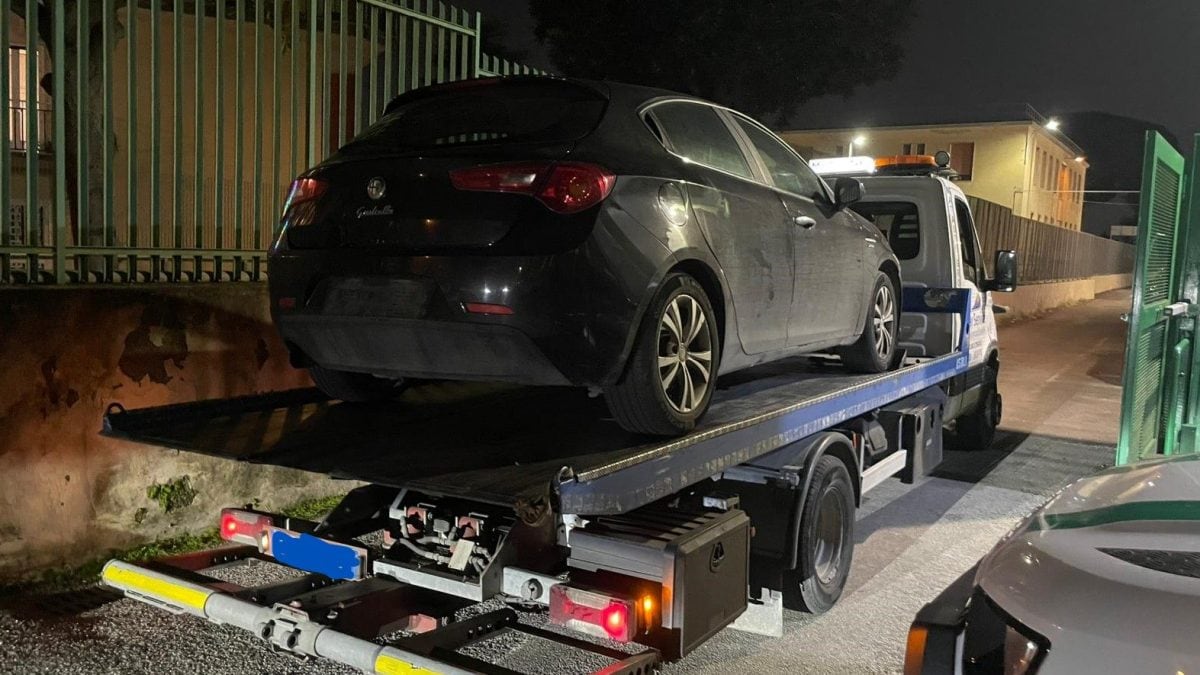 Una delle automobili sequestrate dalla Polizia Metropolitana di Napoli