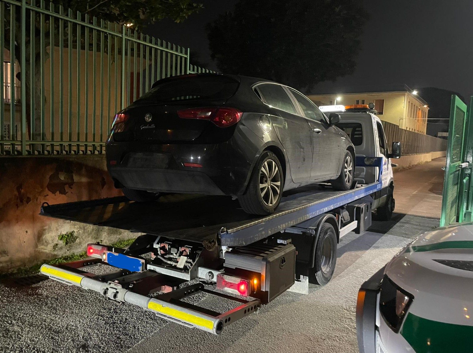 Una delle automobili sequestrate dalla Polizia Metropolitana di Napoli