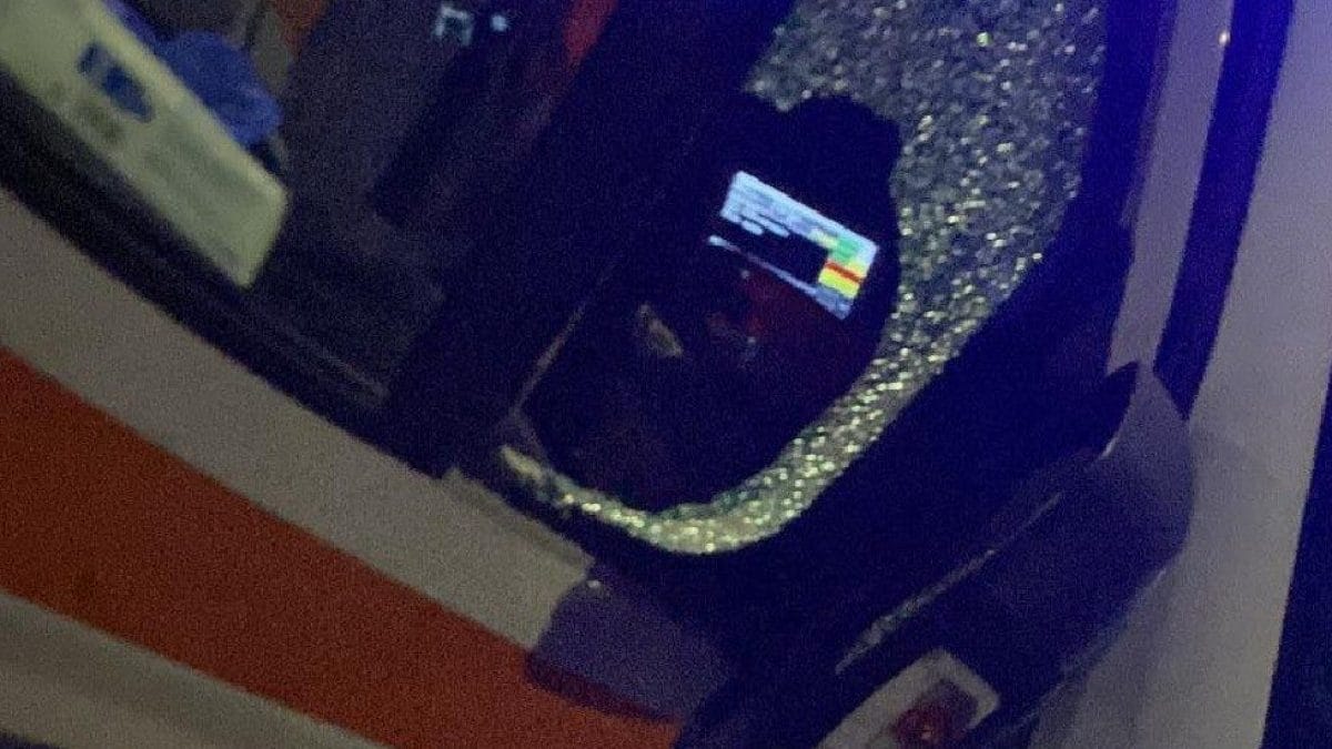 L’ambulanza vandalizzata / Foto Nessuno Tocchi Ippocrate