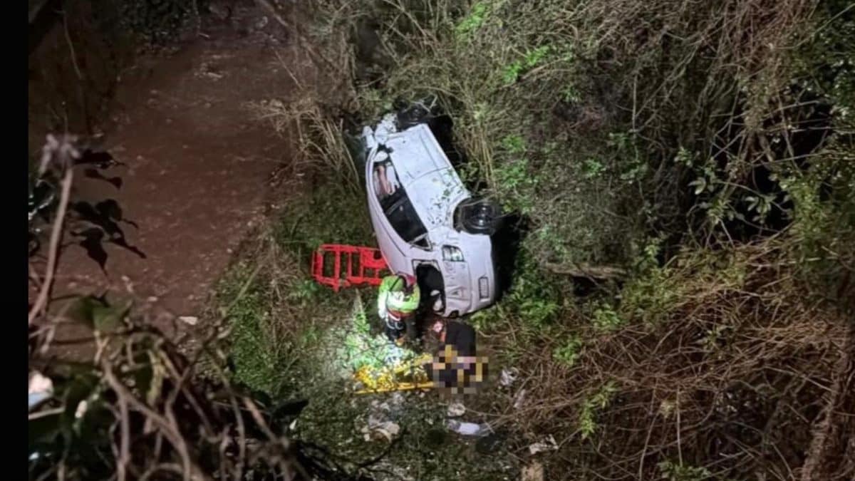 L’auto nel dirupo a Castellammare (Foto: CNSAS Campania)