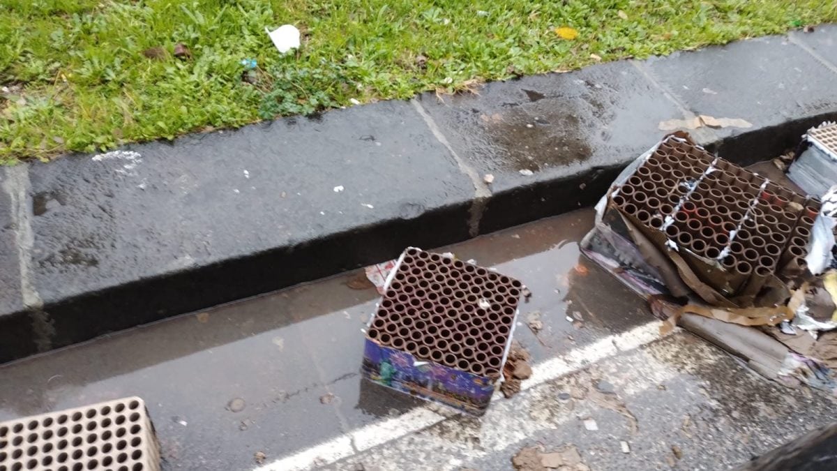 Uno scorcio delle batterie ancora in strada lungo via Nuova Marina. Foto G. Cozzolino / Fanpage.it