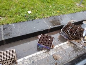 E per strada ci sono ancora batterie di fuochi d'artificio di Capodanno