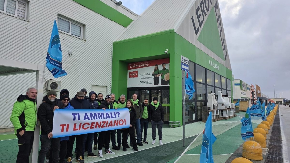 I lavoratori di Leroy Merlin di Giugliano in sciopero davanti al negozio