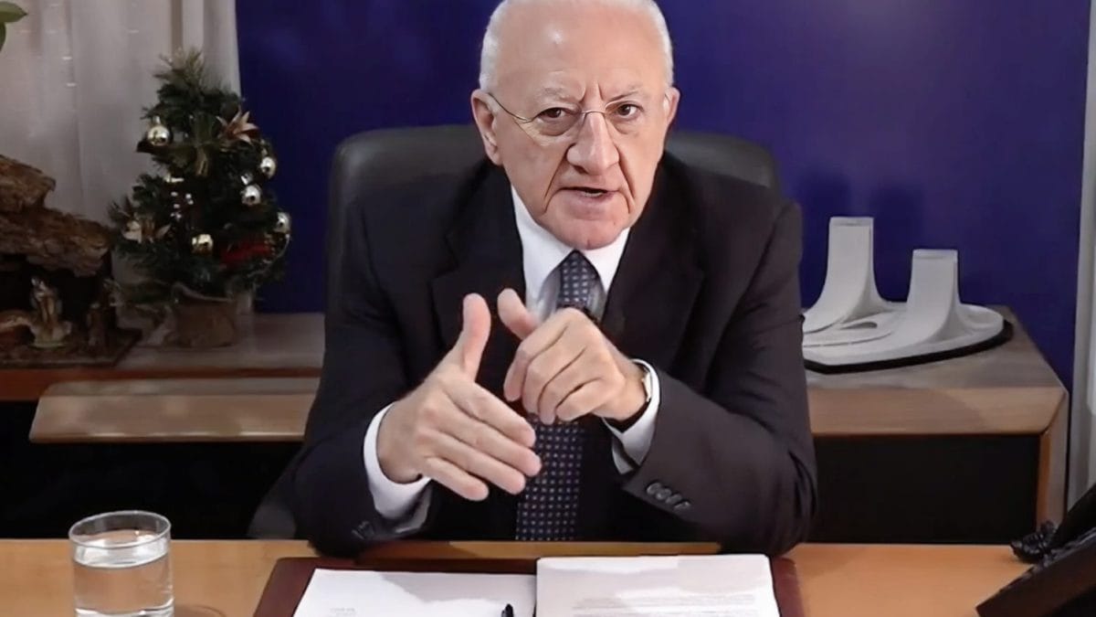 Vincenzo De Luca nel suo nuovo ufficio a Salerno