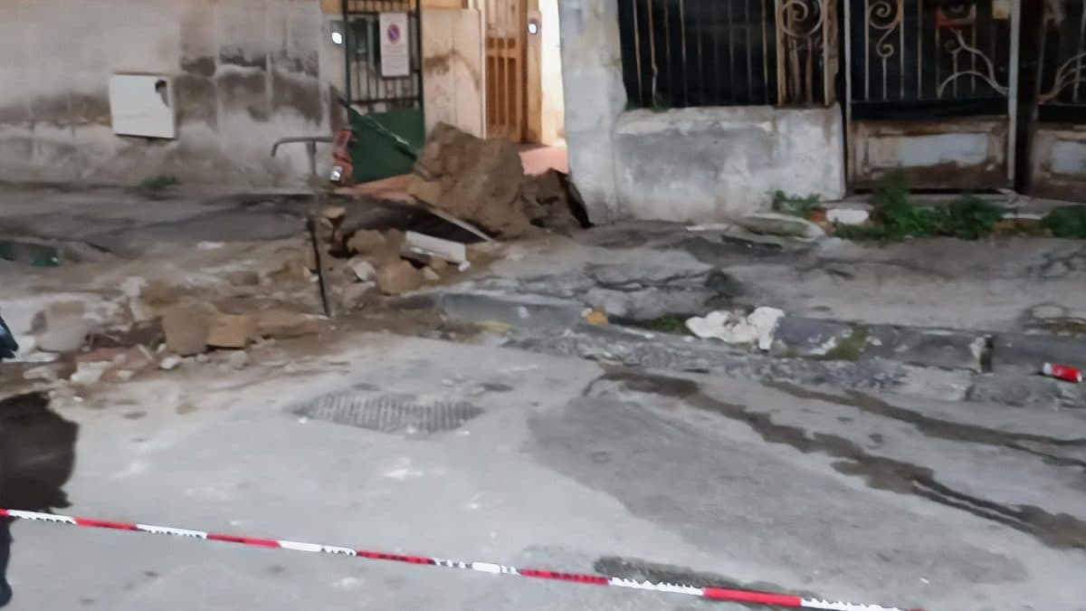 Il dissesto in via Silio Italico a Bagnoli