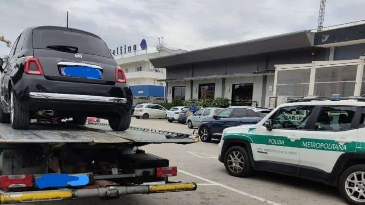 Un’altra delle automobili sequestrate dalla Polizia Metropolitana di Napoli durante i controlli alle targhe straniere