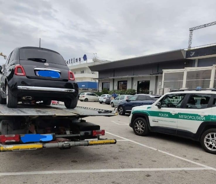 Un’altra delle automobili sequestrate dalla Polizia Metropolitana di Napoli durante i controlli alle targhe straniere