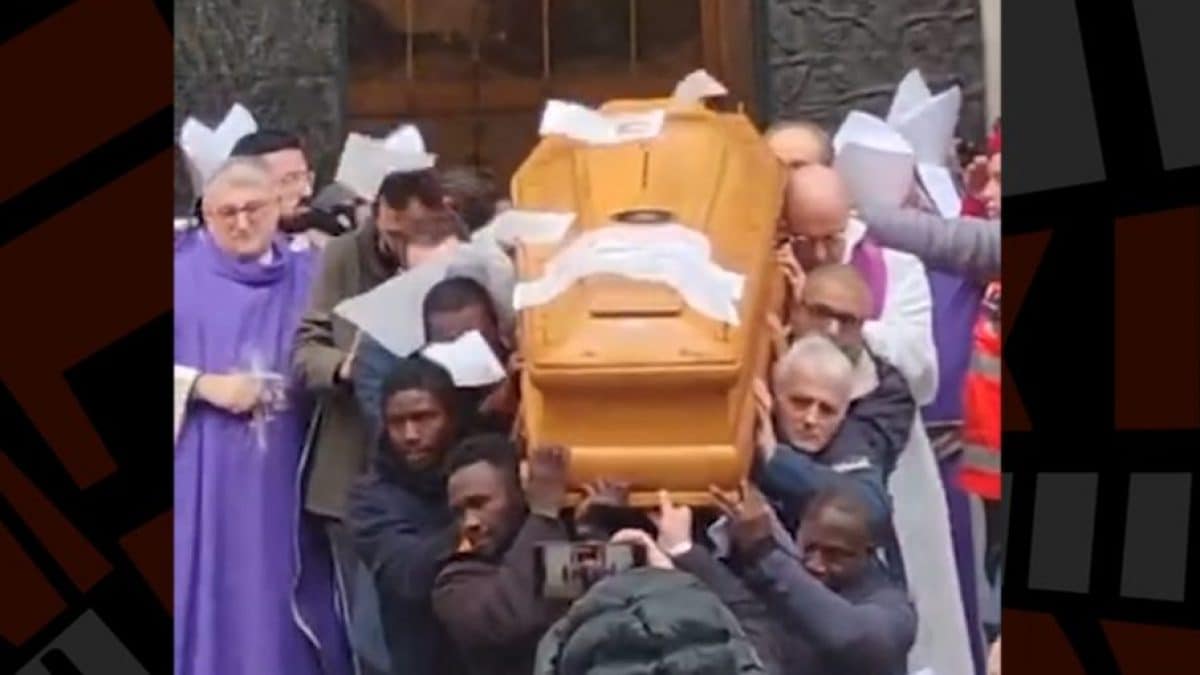 La bara di don Raffaele Nogaro portata a spalla dai migranti