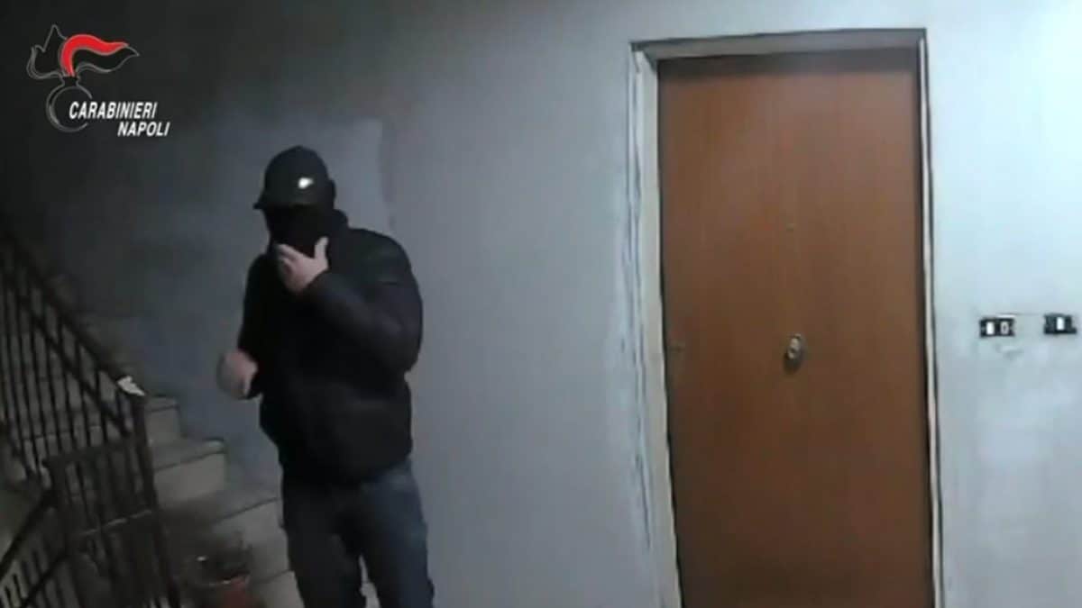 Uno dei furti ripreso da una telecamera