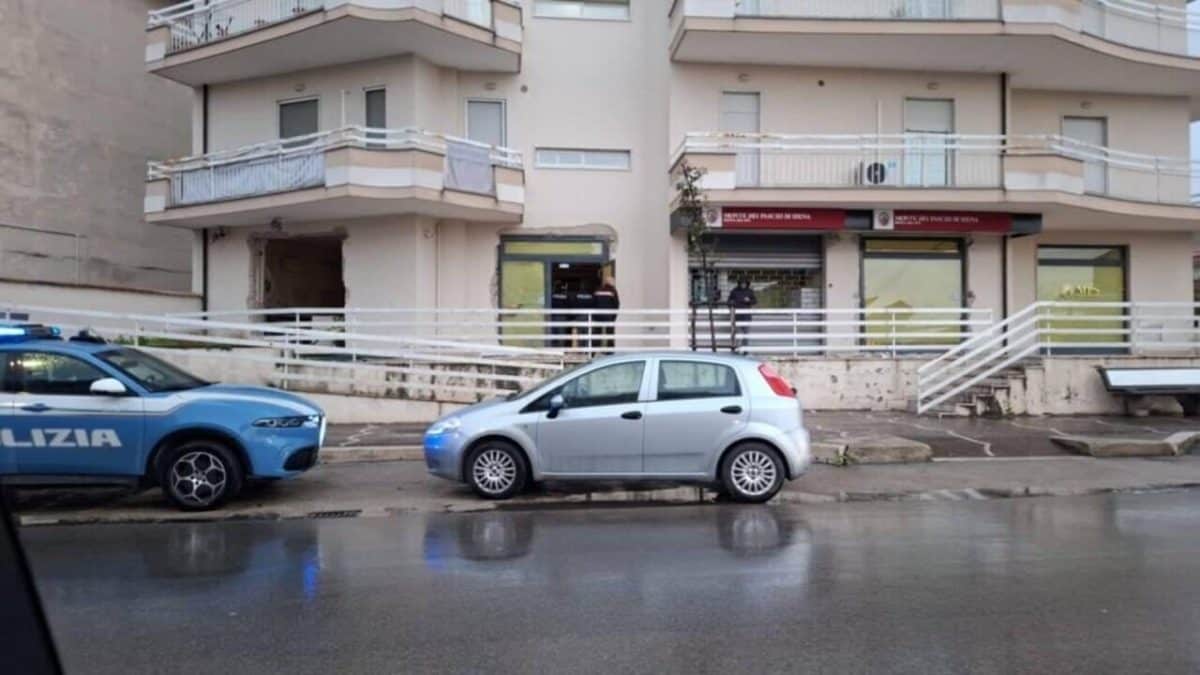 La banca obiettivo dei ladri a Grazzanise (Caserta), foto Facebook