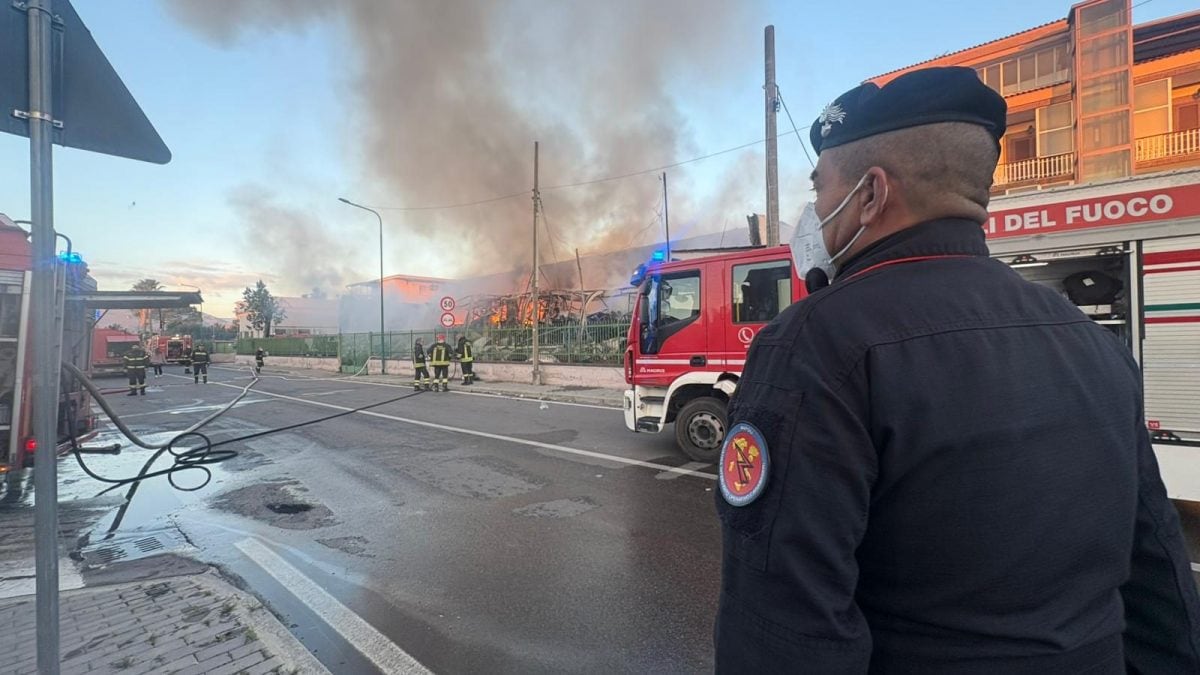 L’incendio a Mariglianella (Napoli)