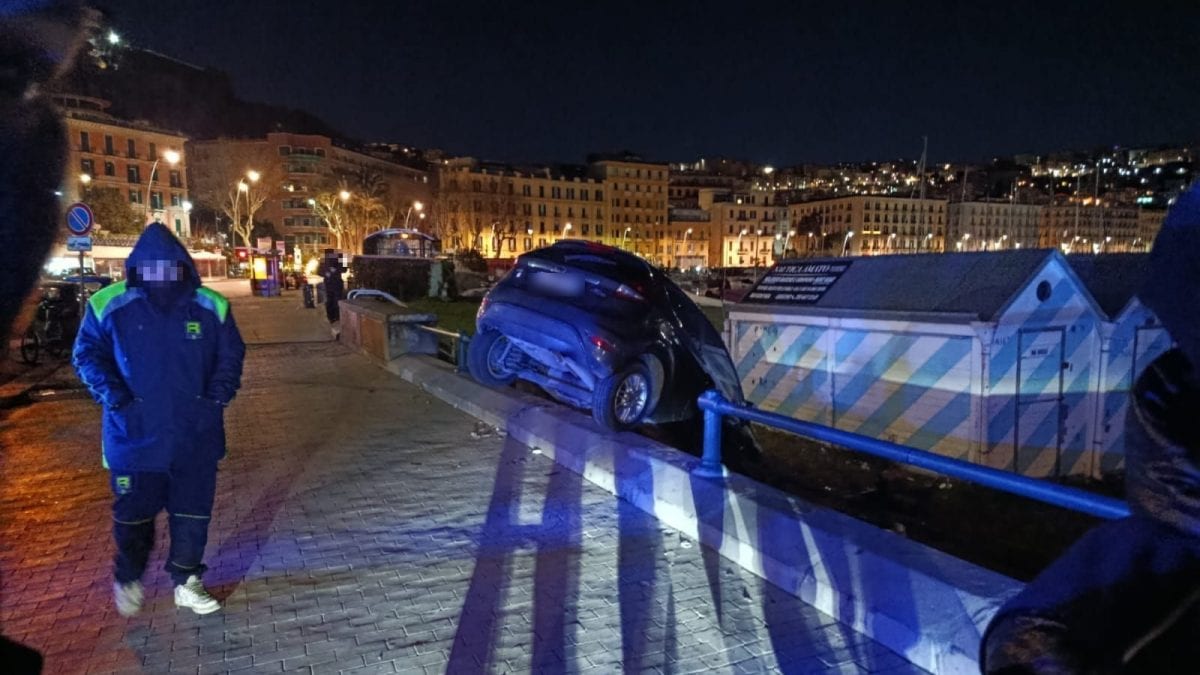 Incidente di fronte agli chalet di Mergellina / Fanpage.it