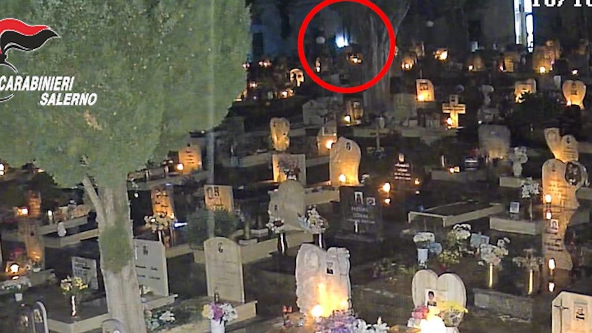 Il ladro in azione nel cimitero di Capaccio Paestum