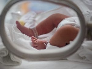Donna diventa madre a 57 anni con procreazione assistita
