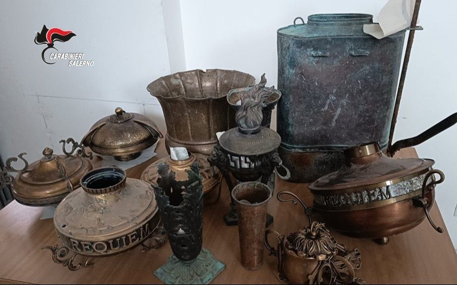 Gli oggetti rubati nel cimitero di Capaccio Paestum