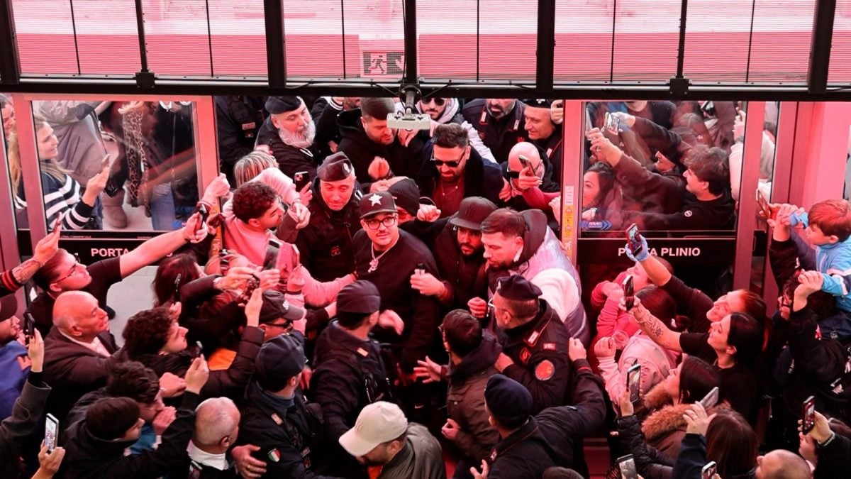 L’ingresso di Geolier al MaxiMall di Pompei, scortato dalla polizia.