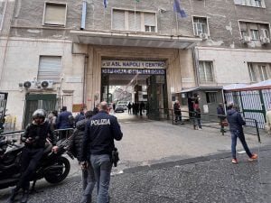 Napoli, 28enne colpito da proiettile all’addome: è in pericolo di vita al Pellegrini