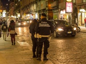 Movida a Napoli, la proposta di ristoranti e baretti al Comune: “Sempre aperti di notte, stop asporto dalle 24”