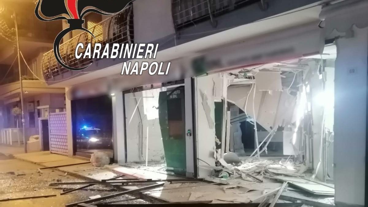 La filiale BNL di Pomigliano d’Arco distrutta dall’esplosione