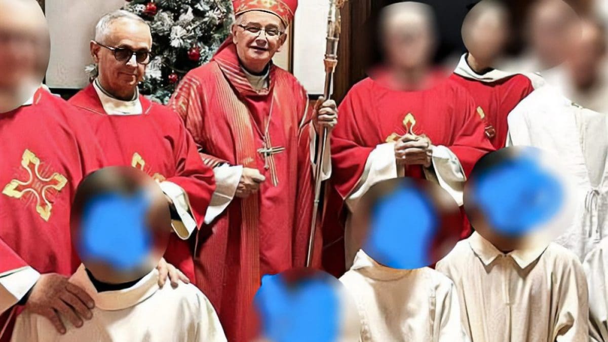 Don Mottola (a sinistra) col vescovo Spinillo, gli altri prelati e i bambini