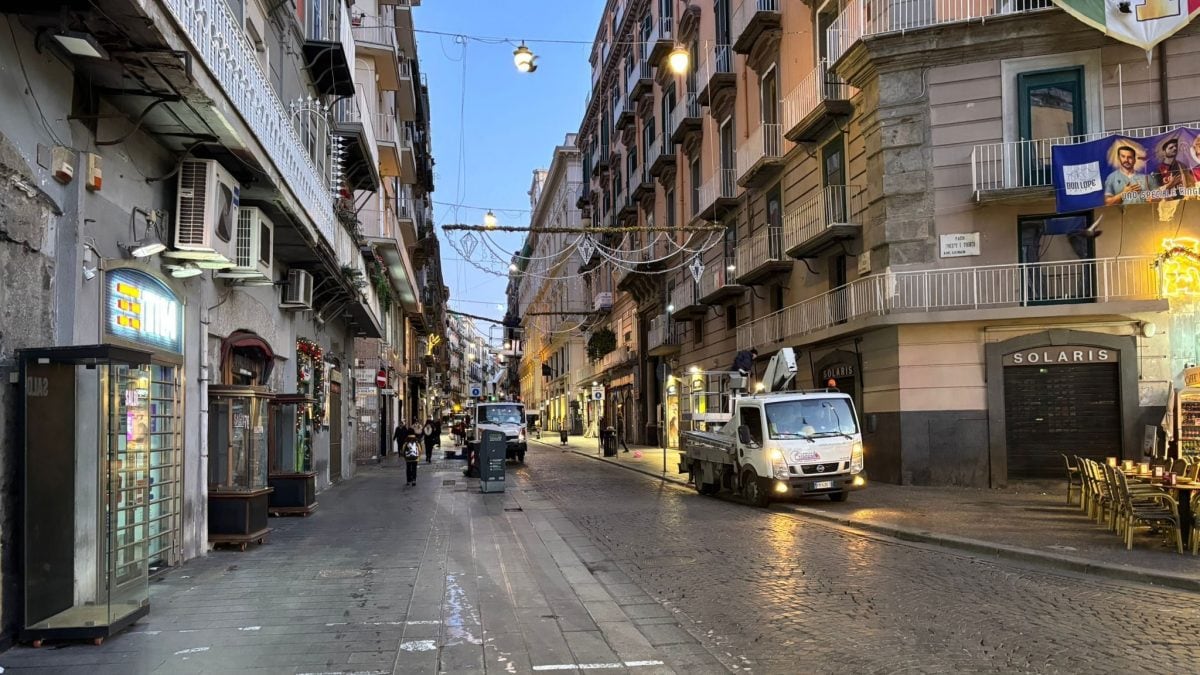 La rimozione delle luci di Natale in via Toledo / Fanpage.it
