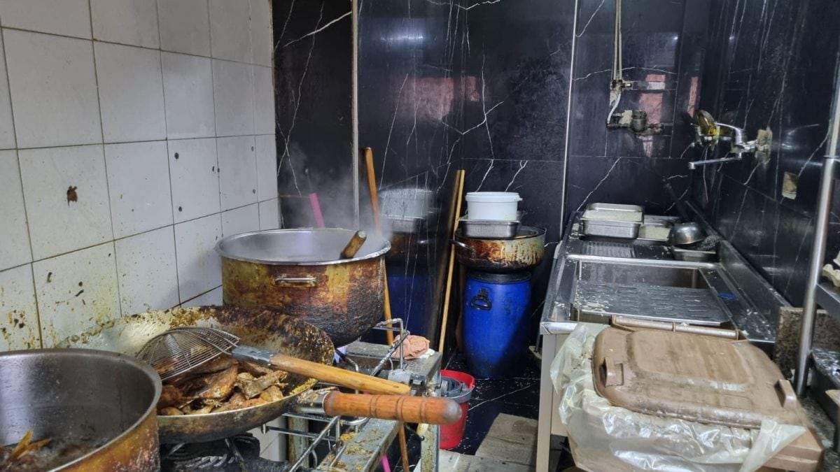 La cucina del ristorante chiuso in piazza Cavour a Napoli