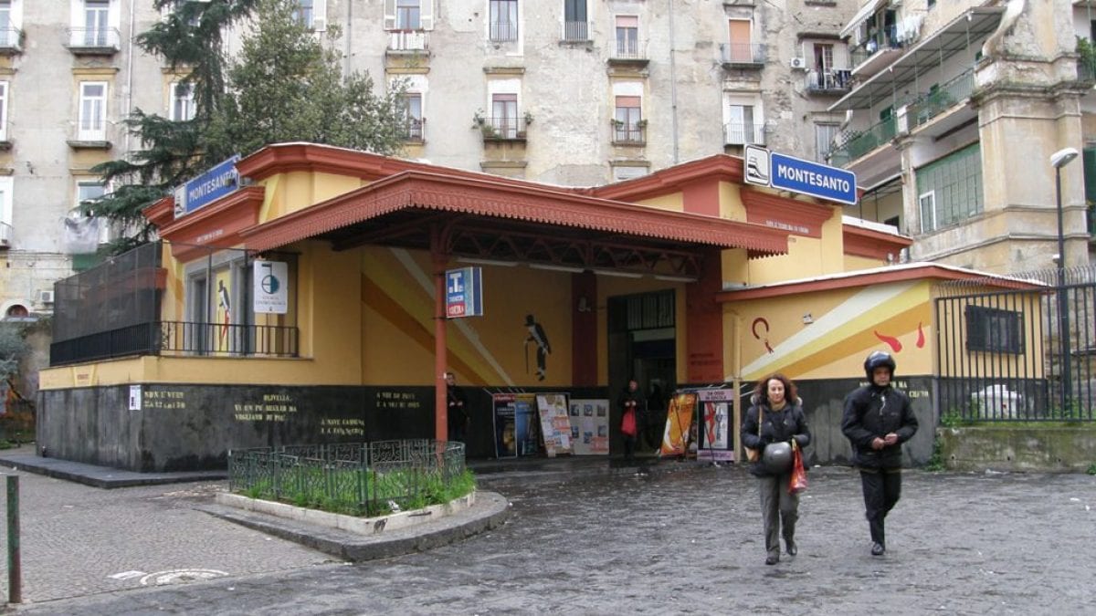 L’esterno della stazione Montesanto della Linea 2 della metropolitana di Napoli